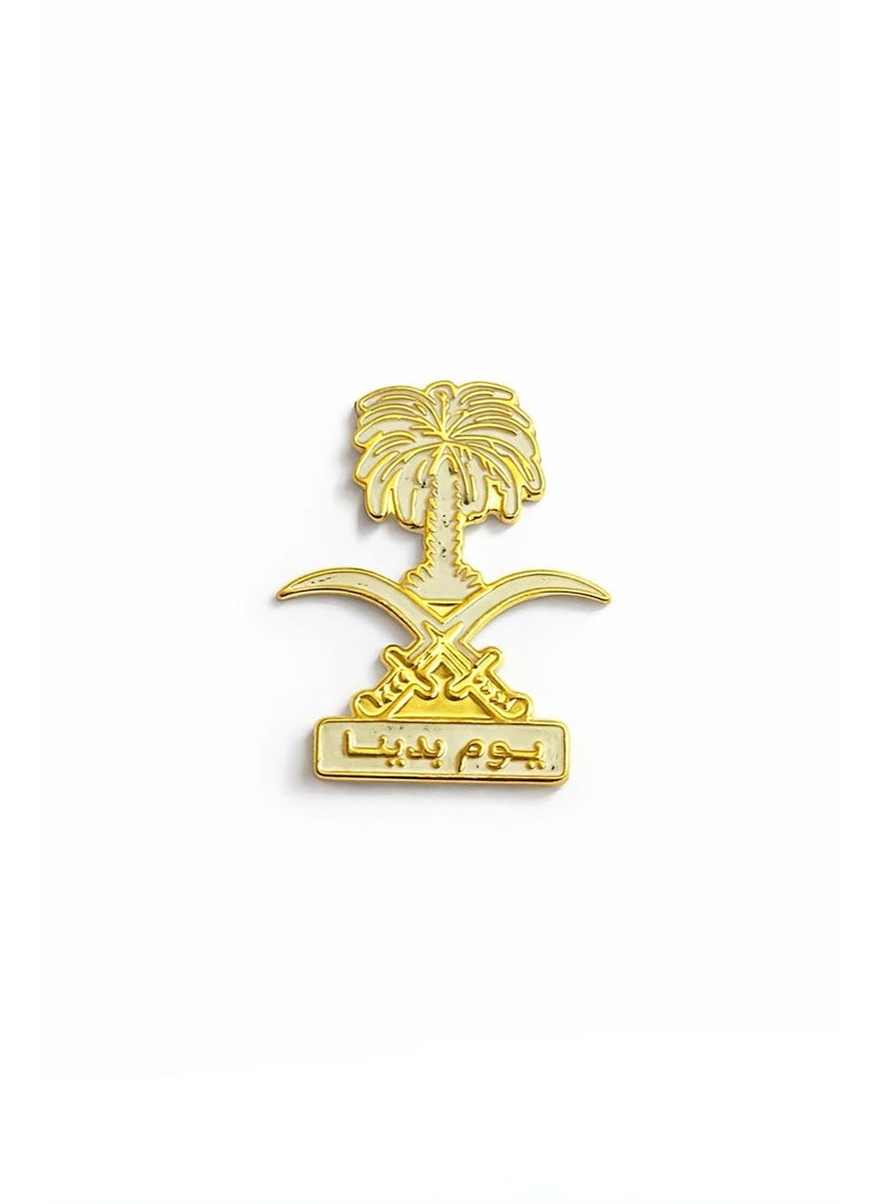 Sasha Saudi Founding Day Gold Lapel Brooch Pin – Palm Tree & Crossed Swords Emblem for Thobe Front Pocket - Image 1